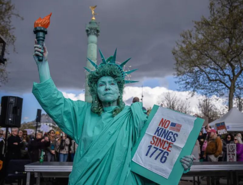 سيدة تتجسد في تمثل الحرية سيدة تتجسد في تمثل الحرية