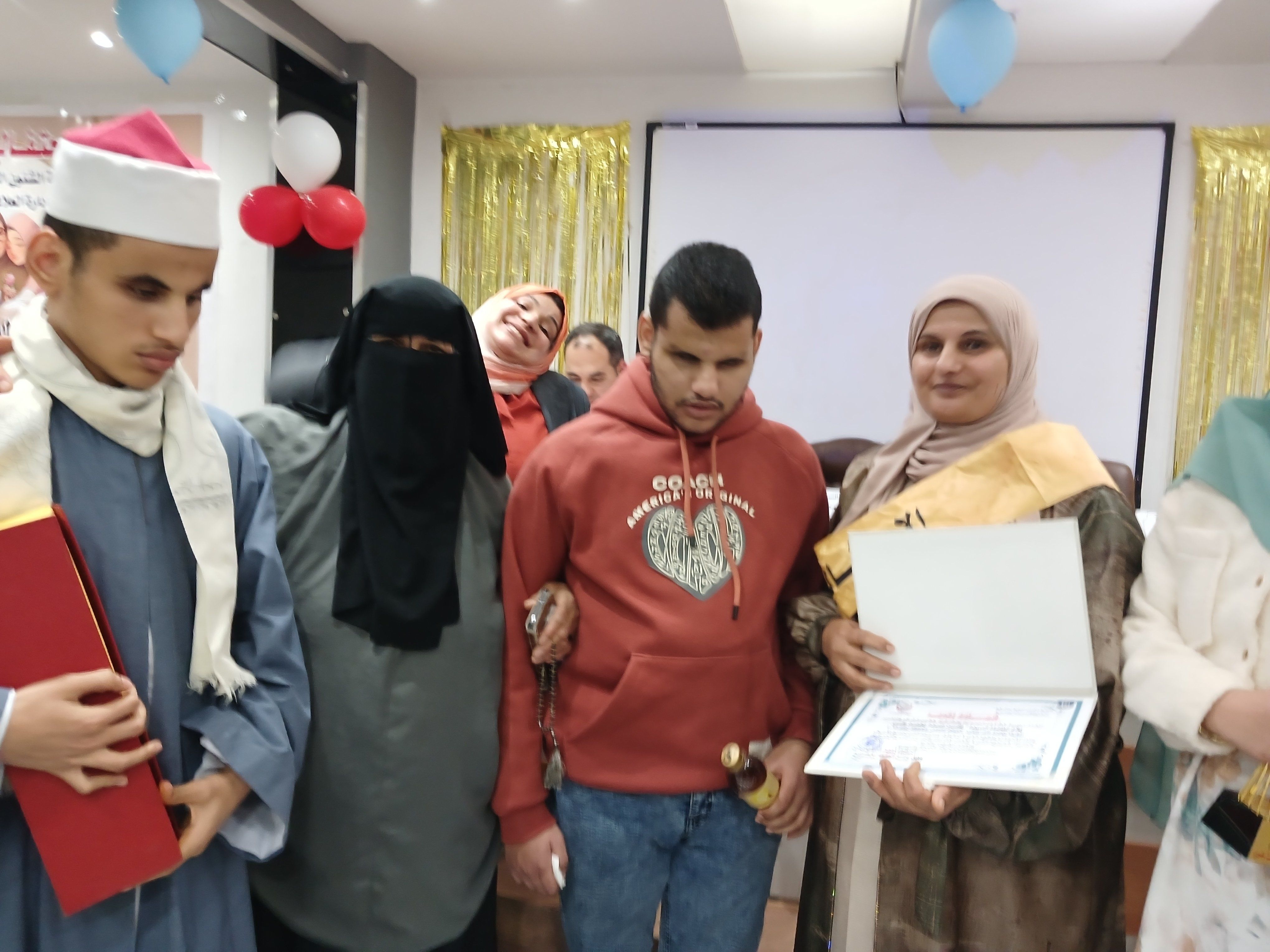 الام وأبنائها الثلاثة الام وأبنائها الثلاثة