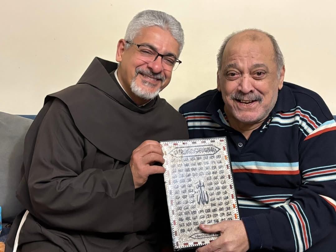 الفنان ضياء الميرغني والأب بطرس دانيال الفنان ضياء الميرغني والأب بطرس دانيال