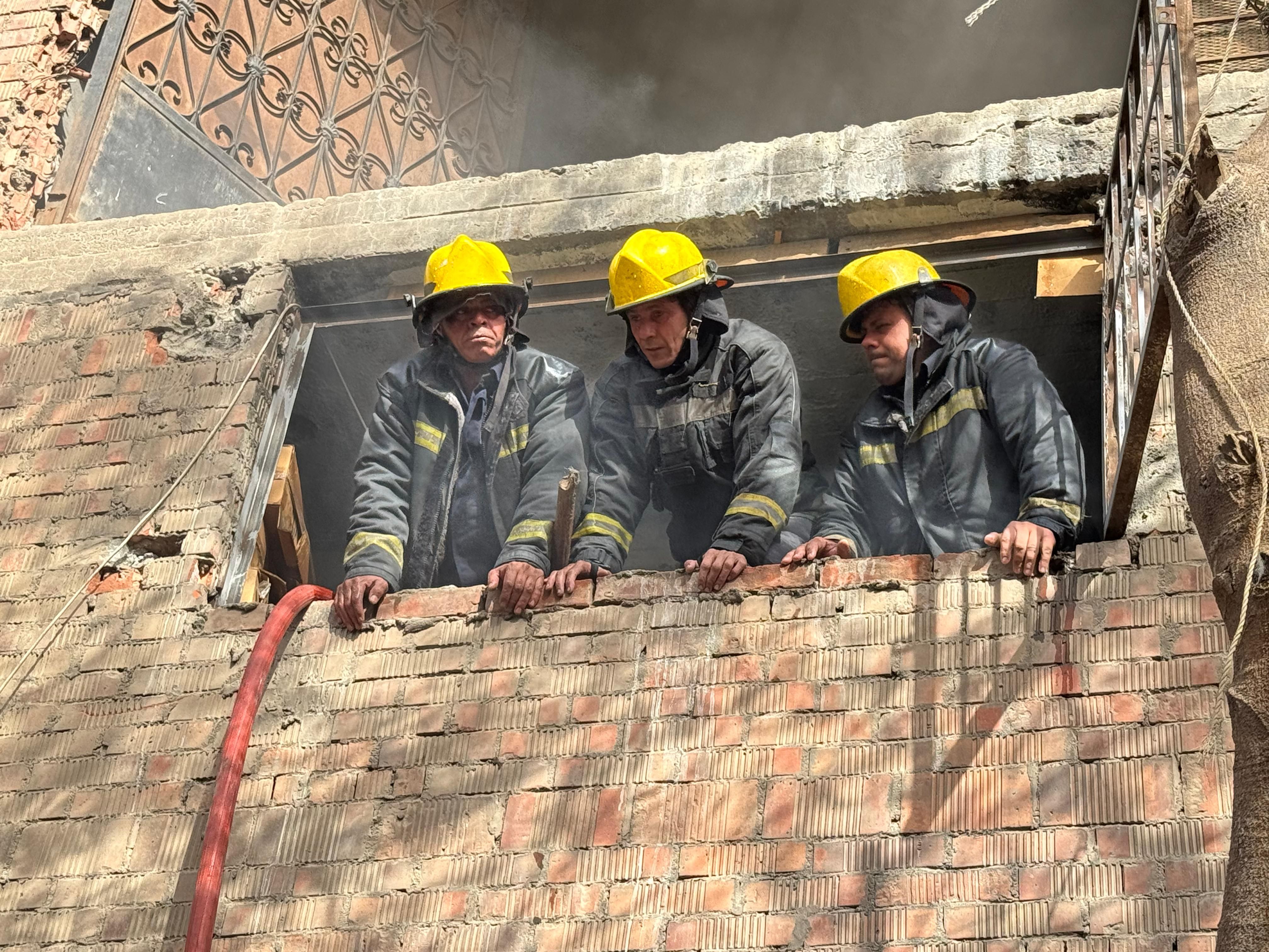 رجال الحماية المدنية أثناء إخماد الحريق رجال الحماية المدنية أثناء إخماد الحريق