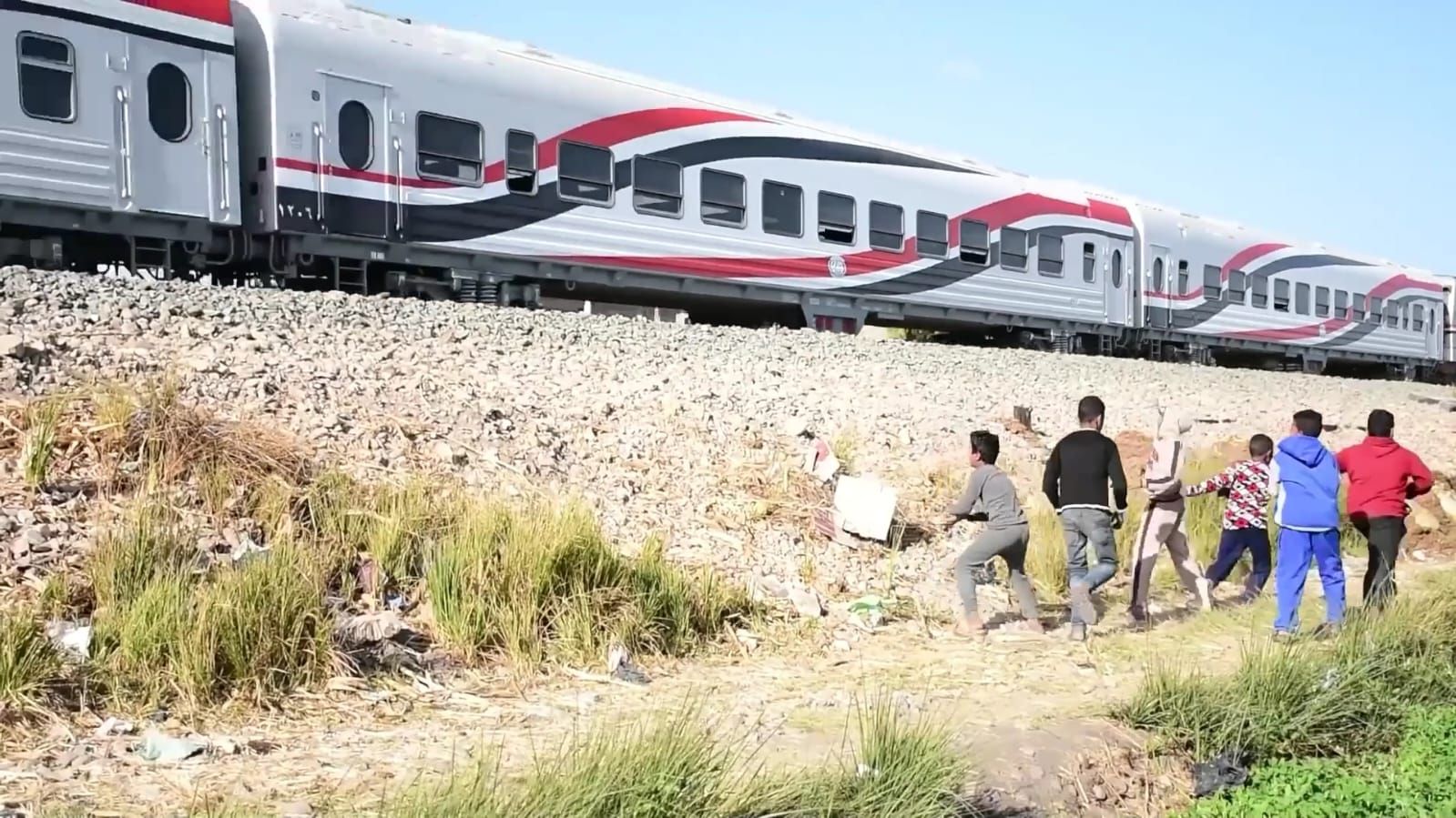 رشق القطارات بالحجارة رشق القطارات بالحجارة