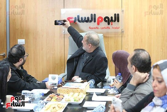 الفنان شريف منير يلتقط الصور خلال ندوة اليوم السابع الفنان شريف منير يلتقط الصور خلال ندوة اليوم السابع