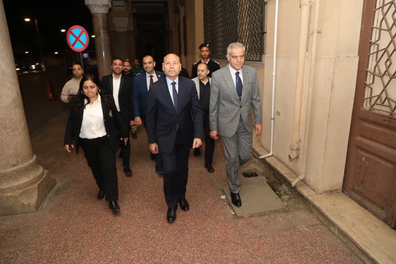 محافظ القاهرة يتفقد الكوربة لمتابعة الالتزام بمواعيد غلق المحال (1) محافظ القاهرة يتفقد الكوربة لمتابعة الالتزام بمواعيد غلق المحال (1)