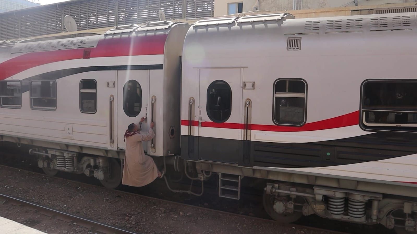 السلوكيات الخاطئة بالسكة الحديد السلوكيات الخاطئة بالسكة الحديد