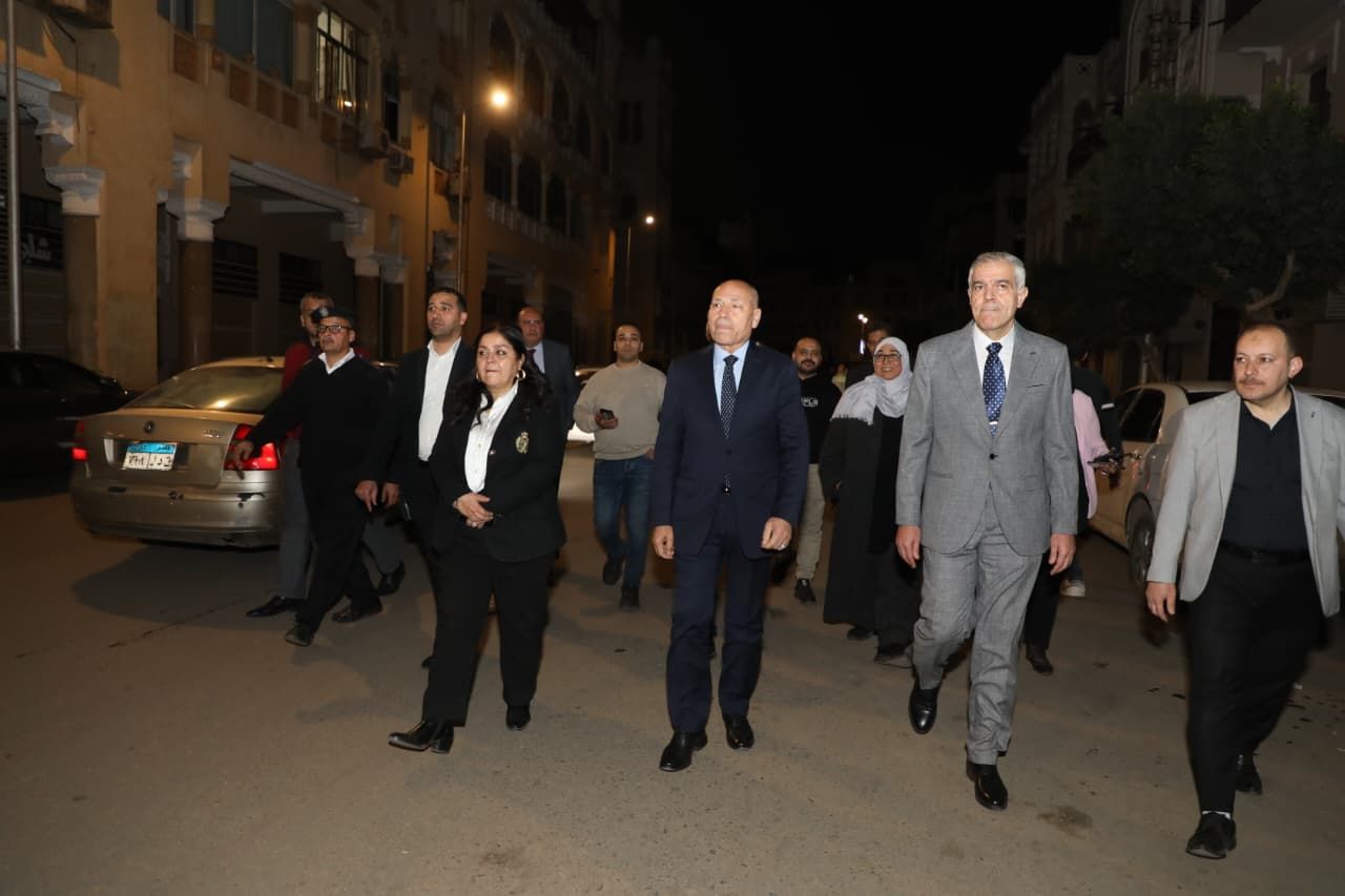 محافظ القاهرة يتفقد الكوربة لمتابعة الالتزام بمواعيد غلق المحال (2) محافظ القاهرة يتفقد الكوربة لمتابعة الالتزام بمواعيد غلق المحال (2)