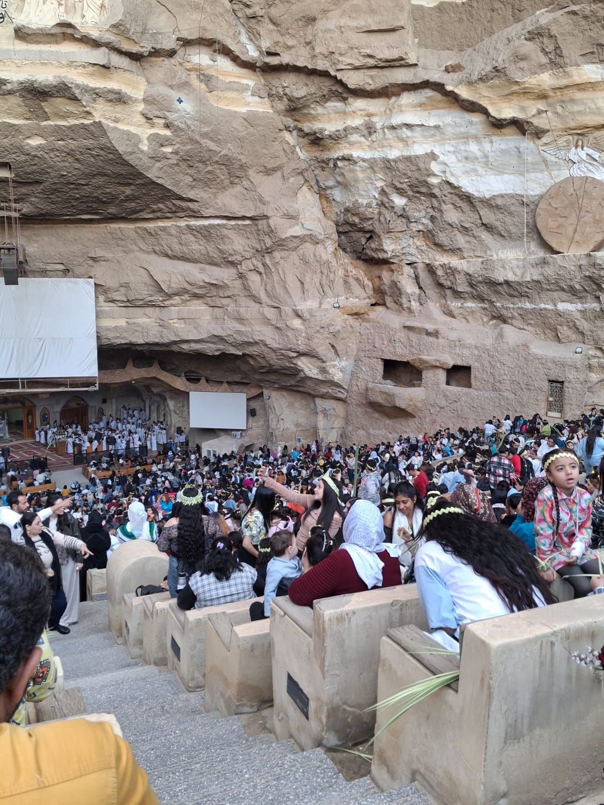 بهجة الأطفال تزين احتفالات الأقباط بأحد الزعف في دير سمعان بالمقطم بهجة الأطفال تزين احتفالات الأقباط بأحد الزعف في دير سمعان بالمقطم