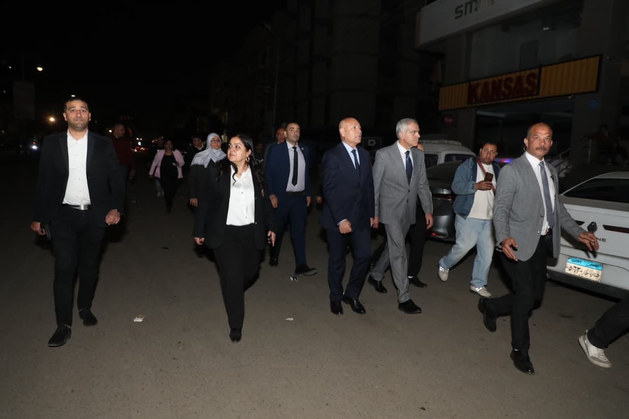 محافظ القاهرة يتفقد الكوربة لمتابعة الالتزام بمواعيد غلق المحال (3) محافظ القاهرة يتفقد الكوربة لمتابعة الالتزام بمواعيد غلق المحال (3)