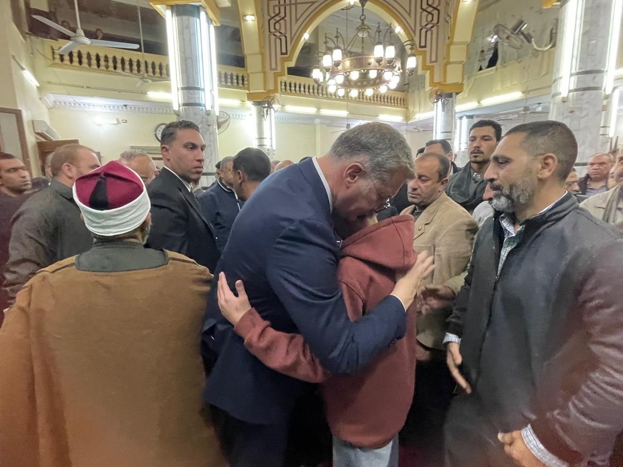 وزير البترول يحتضن ابن المهندس حسام صادق وزير البترول يحتضن ابن المهندس حسام صادق