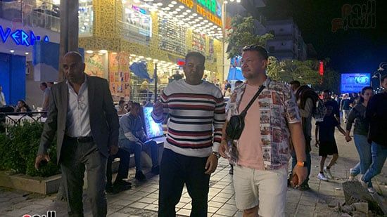 وزير-الاستثمار-يتجول-فى-شوارع-الغردقة- وزير-الاستثمار-يتجول-فى-شوارع-الغردقة-