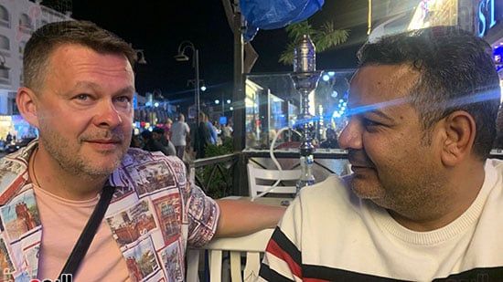 الوزير،أثناء-جلوسه،على-كافيهات-الغردقة- الوزير،أثناء-جلوسه،على-كافيهات-الغردقة-