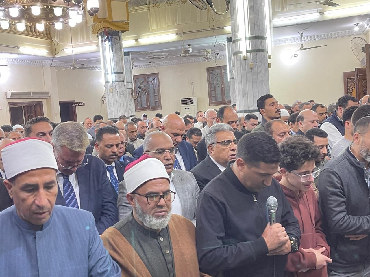 وزير البترول ومحافظ الدقهلية يؤديان صلاة الجنازة على المهندس حسام صادق وزير البترول ومحافظ الدقهلية يؤديان صلاة الجنازة على المهندس حسام صادق