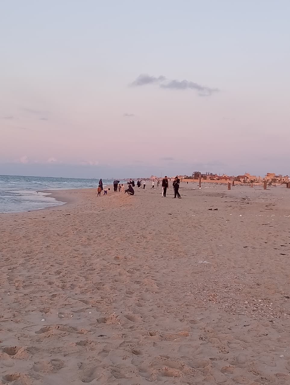 أعداد قليلة علي شواطيء العريش في _ أربعة ايوب _ أعداد قليلة علي شواطيء العريش في _ أربعة ايوب _