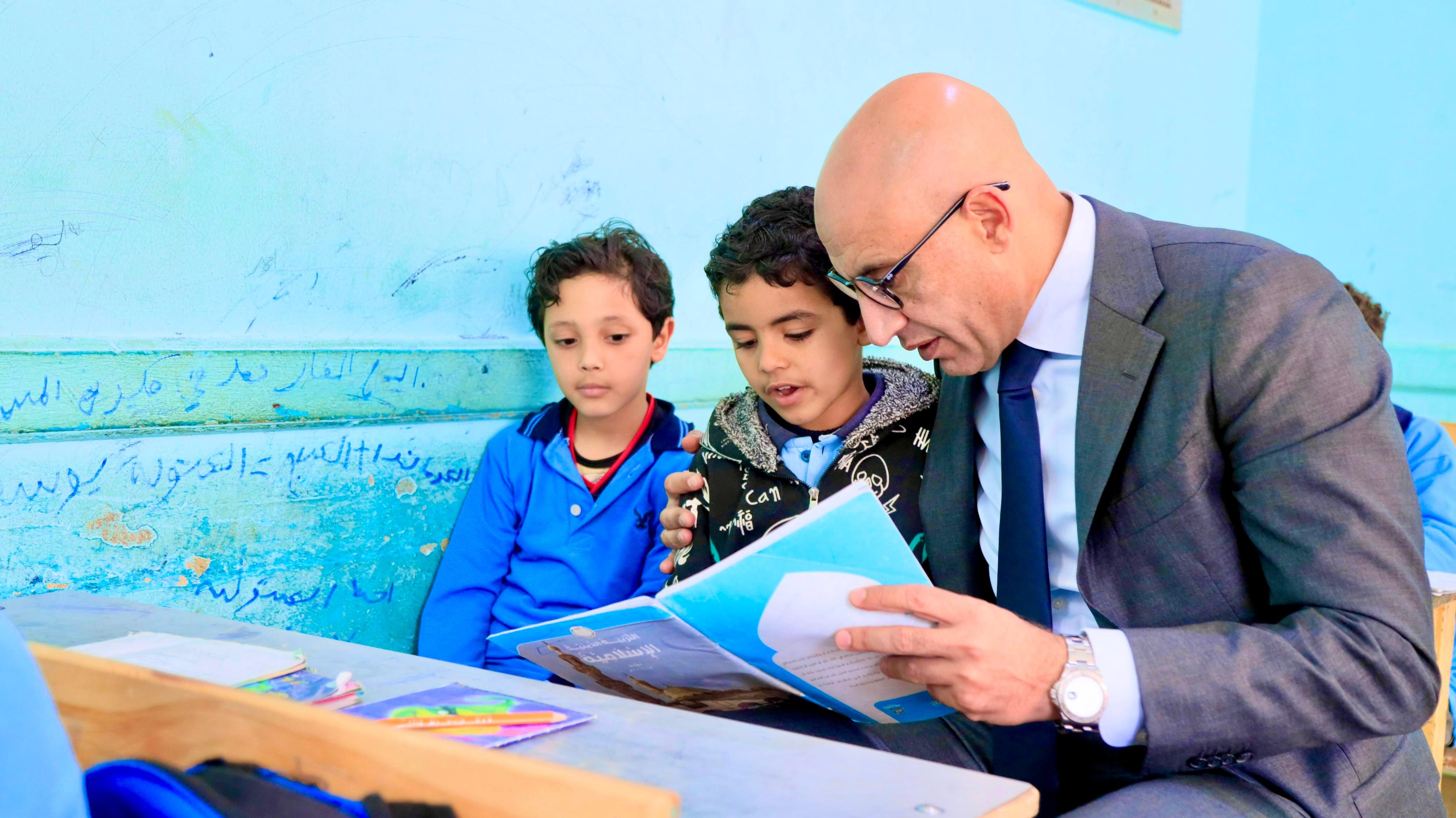 وزير التربية والتعليم يشارك التلاميذ وزير التربية والتعليم يشارك التلاميذ