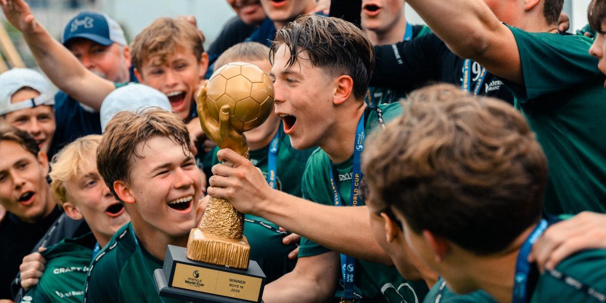 لحظة التتويج ببطولة عالمية لناشئي كرة اليد « Partille Cup» لحظة التتويج ببطولة عالمية لناشئي كرة اليد « Partille Cup»