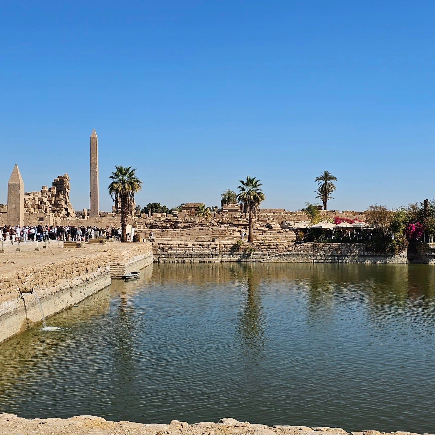 البحيرة المقدسة تقع خارج بهو الكرنك الرئيسي بجوار الجعران المقدس البحيرة المقدسة تقع خارج بهو الكرنك الرئيسي بجوار الجعران المقدس