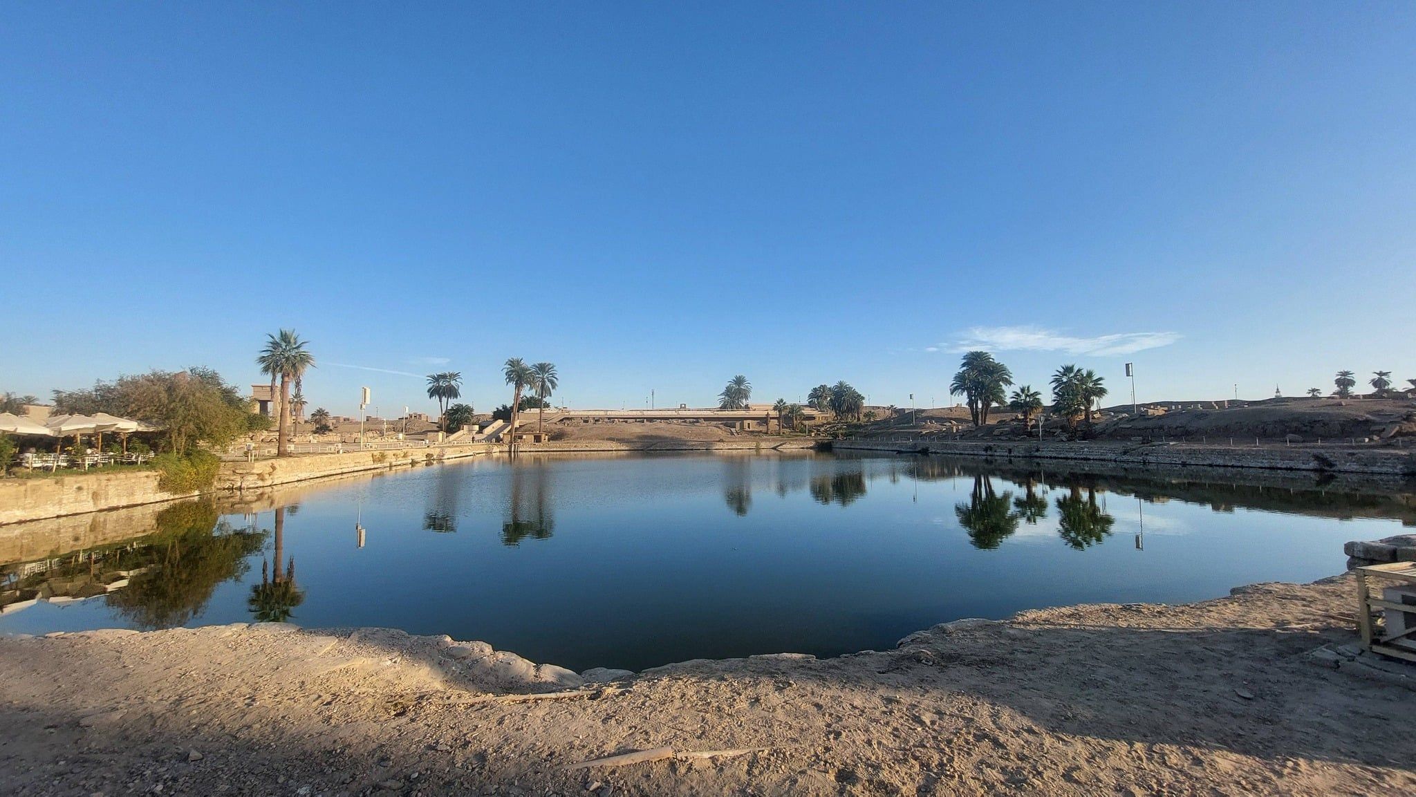 البحيرة المقدسة في معابد الكرنك سر فرعونى بنى بعهد الملك تحتمس الثالث البحيرة المقدسة في معابد الكرنك سر فرعونى بنى بعهد الملك تحتمس الثالث