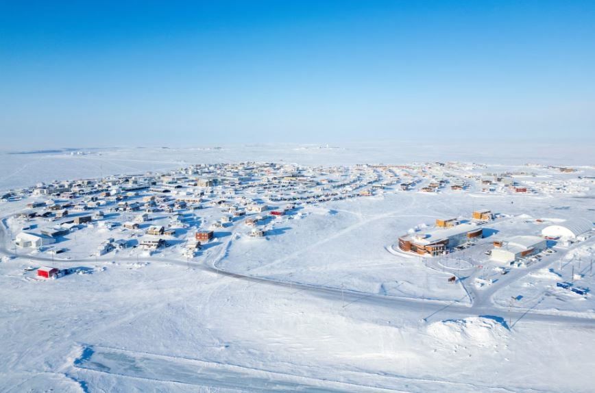 الحياة اليومية في القطب الشمالي الكندي مع ارتفاع الإنفاق الدفاعي وسط تهديدات السيادة (2) الحياة اليومية في القطب الشمالي الكندي مع ارتفاع الإنفاق الدفاعي وسط تهديدات السيادة (2)