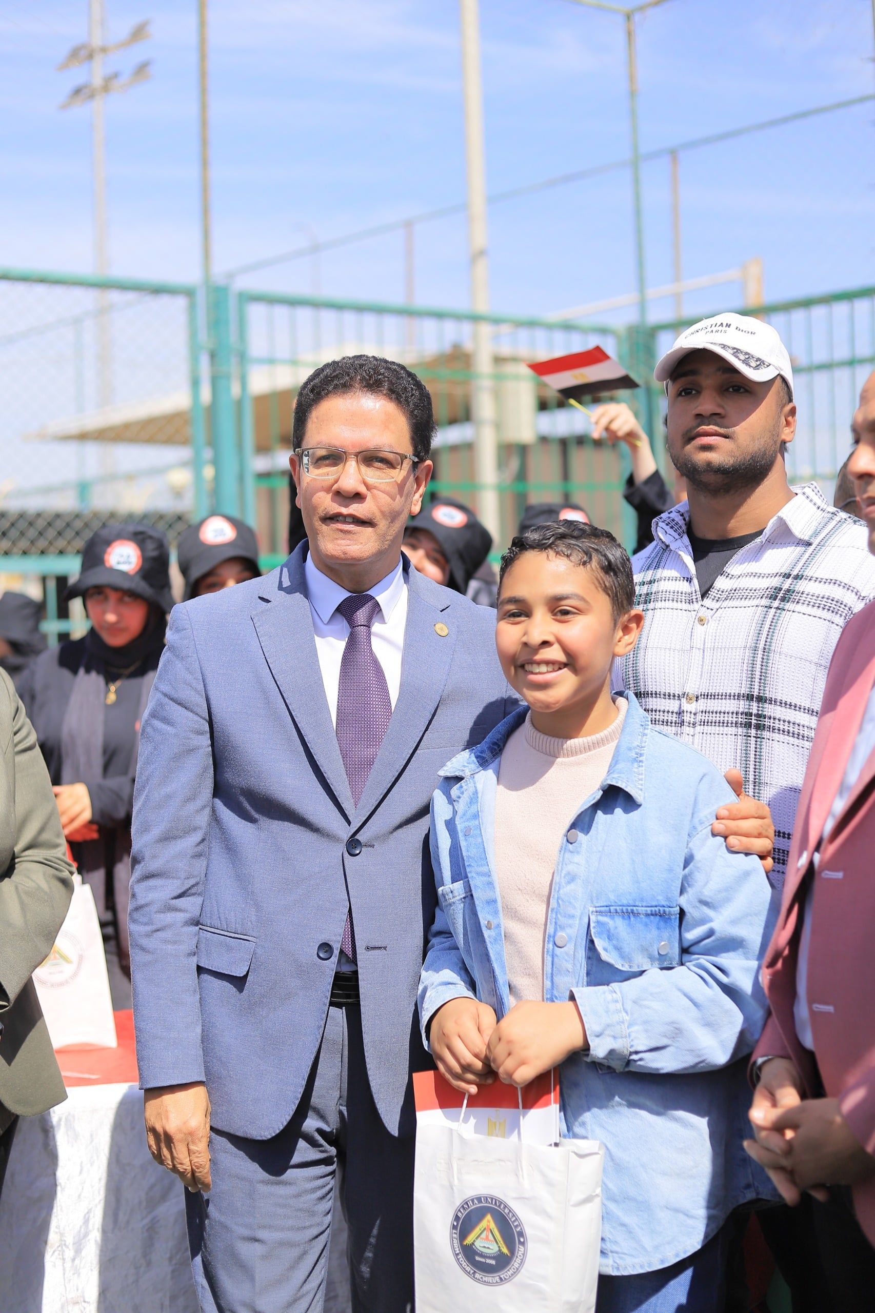 رئيس الجامعة يتوسط الأطفال رئيس الجامعة يتوسط الأطفال