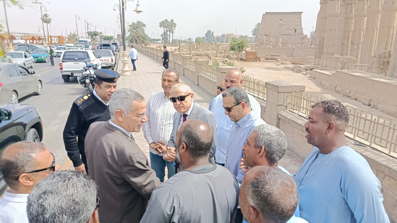 محافظ الأقصر ومدير الأمن لدى ضبط عربة حنطور مخالفة خلال جولة صباحية محافظ الأقصر ومدير الأمن لدى ضبط عربة حنطور مخالفة خلال جولة صباحية