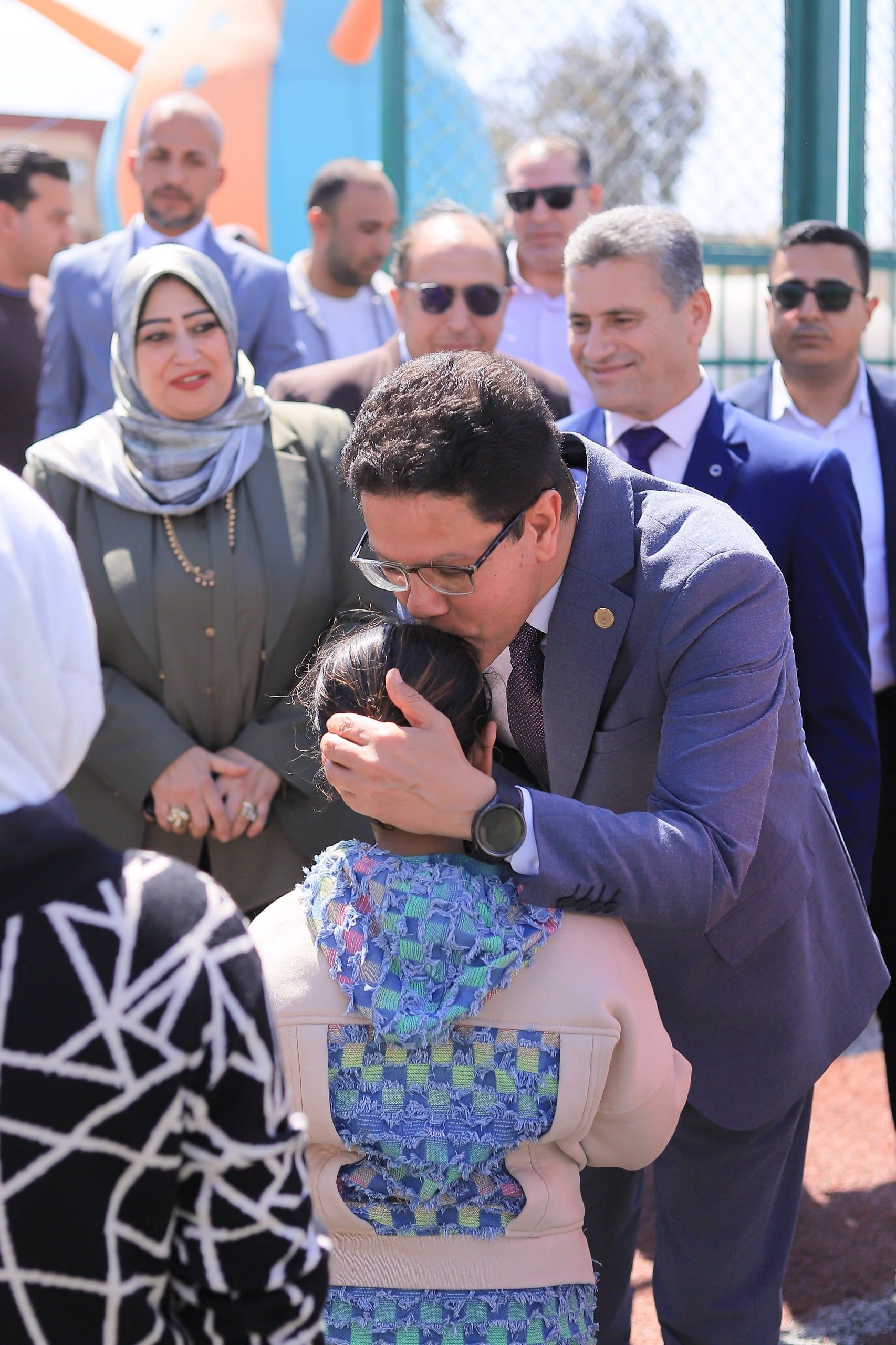 رئيس الجامعة مع الاطفال رئيس الجامعة مع الاطفال