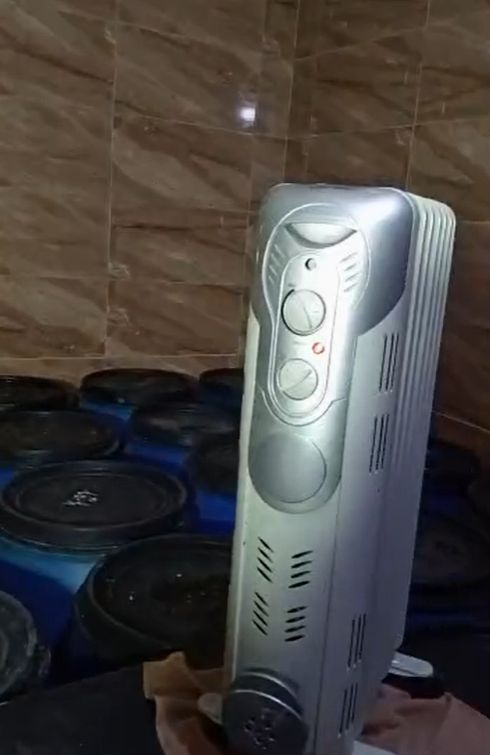 حجرة بها دفاية لوضع براميل الفسيخ بها مجهزة حجرة بها دفاية لوضع براميل الفسيخ بها مجهزة