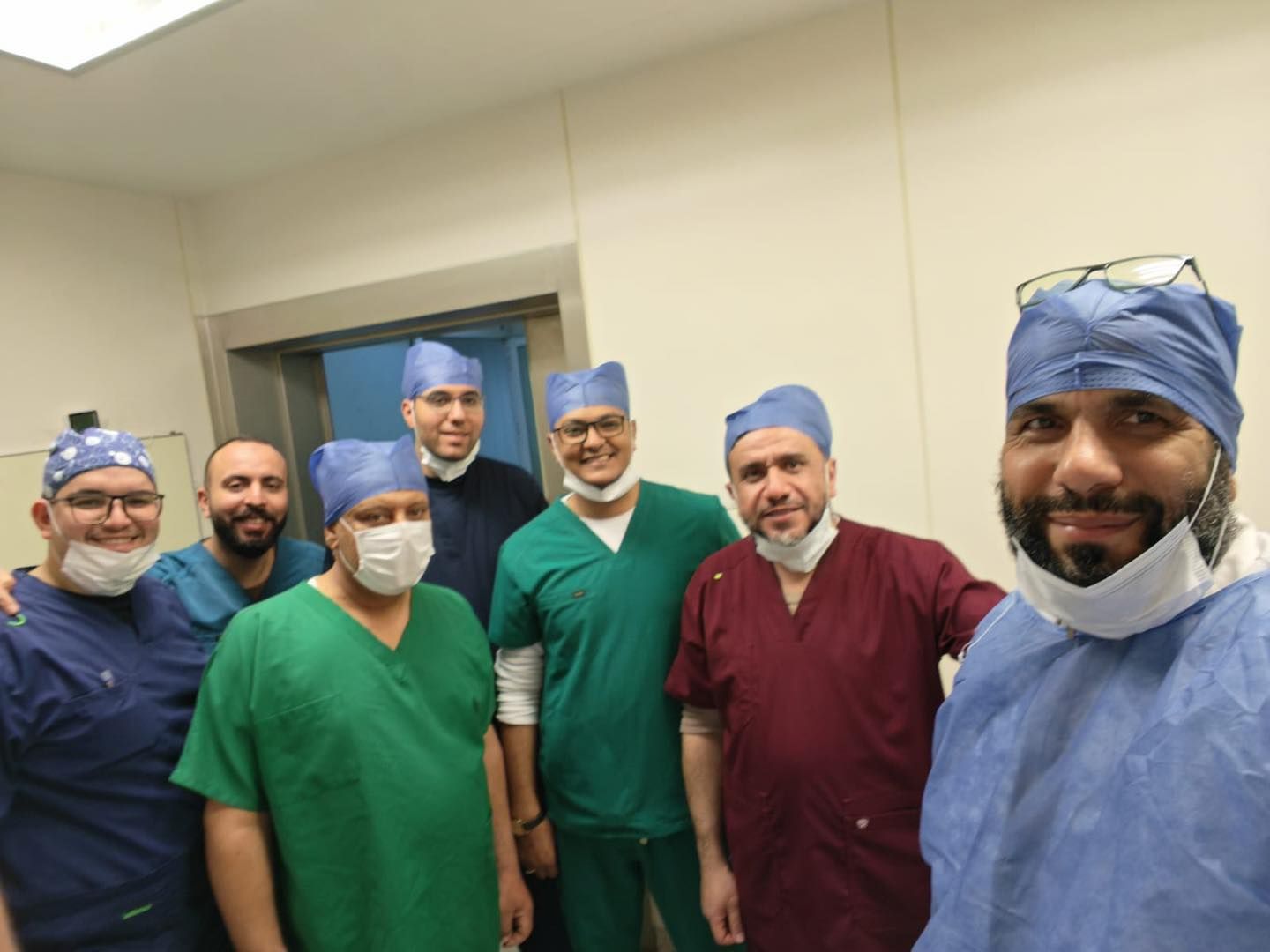 الفريق الطبي المجري العملية الفريق الطبي المجري العملية