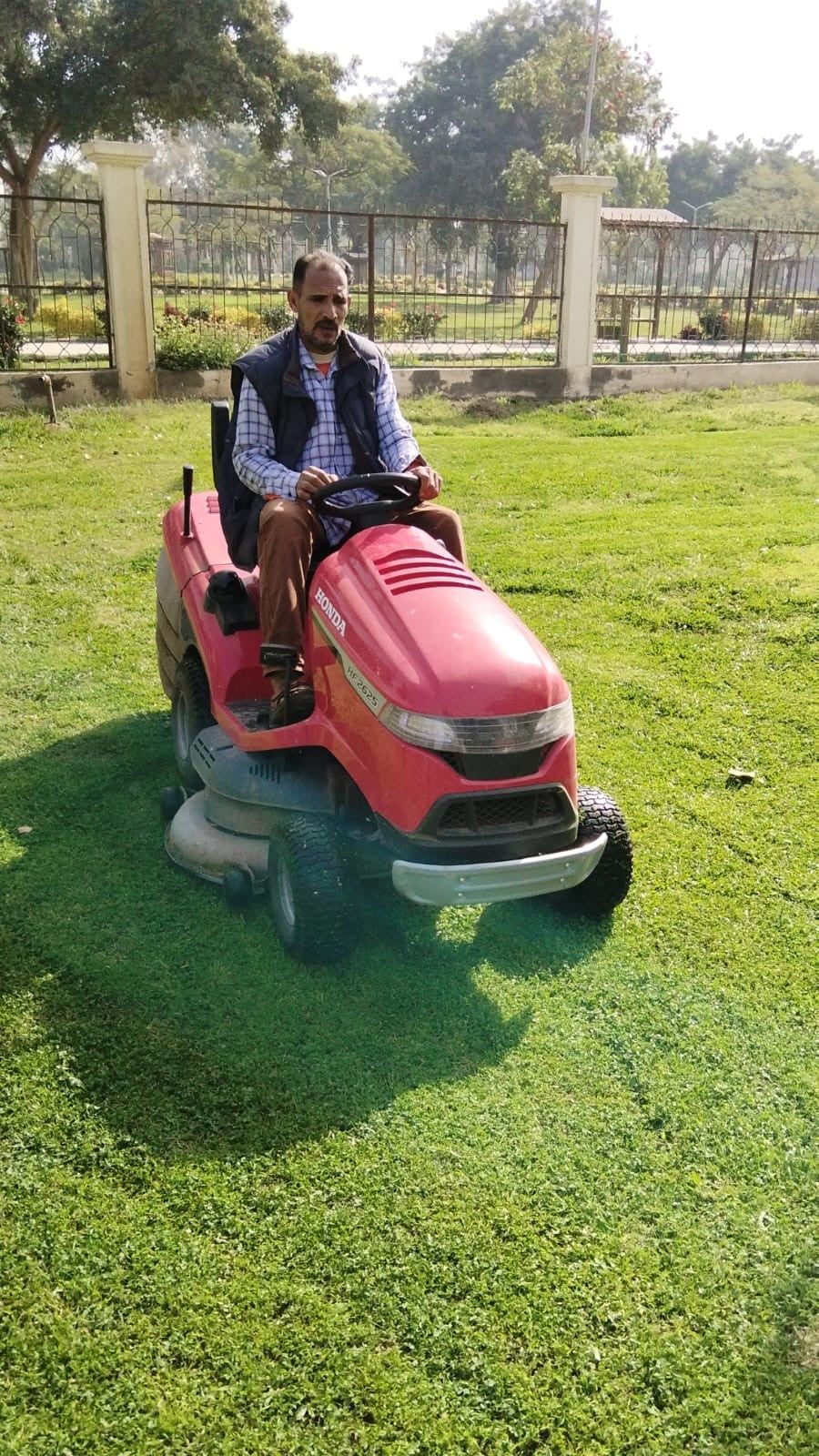 أعمال النظافة بالحدائق أعمال النظافة بالحدائق