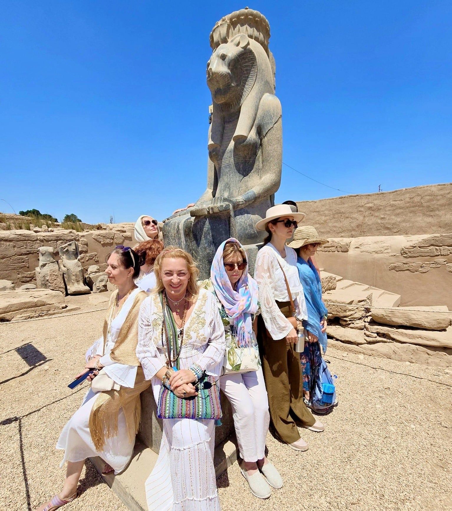 بهجة ضيوف مصر من حول العالم في معالم الأقصر الأثرية بهجة ضيوف مصر من حول العالم في معالم الأقصر الأثرية