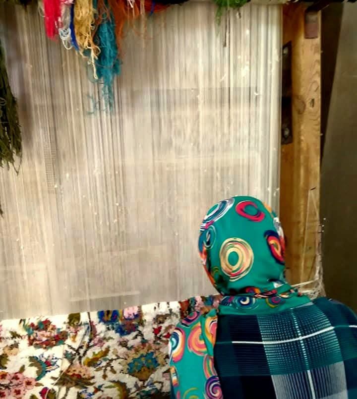 مرحلة استخدام النول ونسج الصورة المطلوبة مرحلة استخدام النول ونسج الصورة المطلوبة