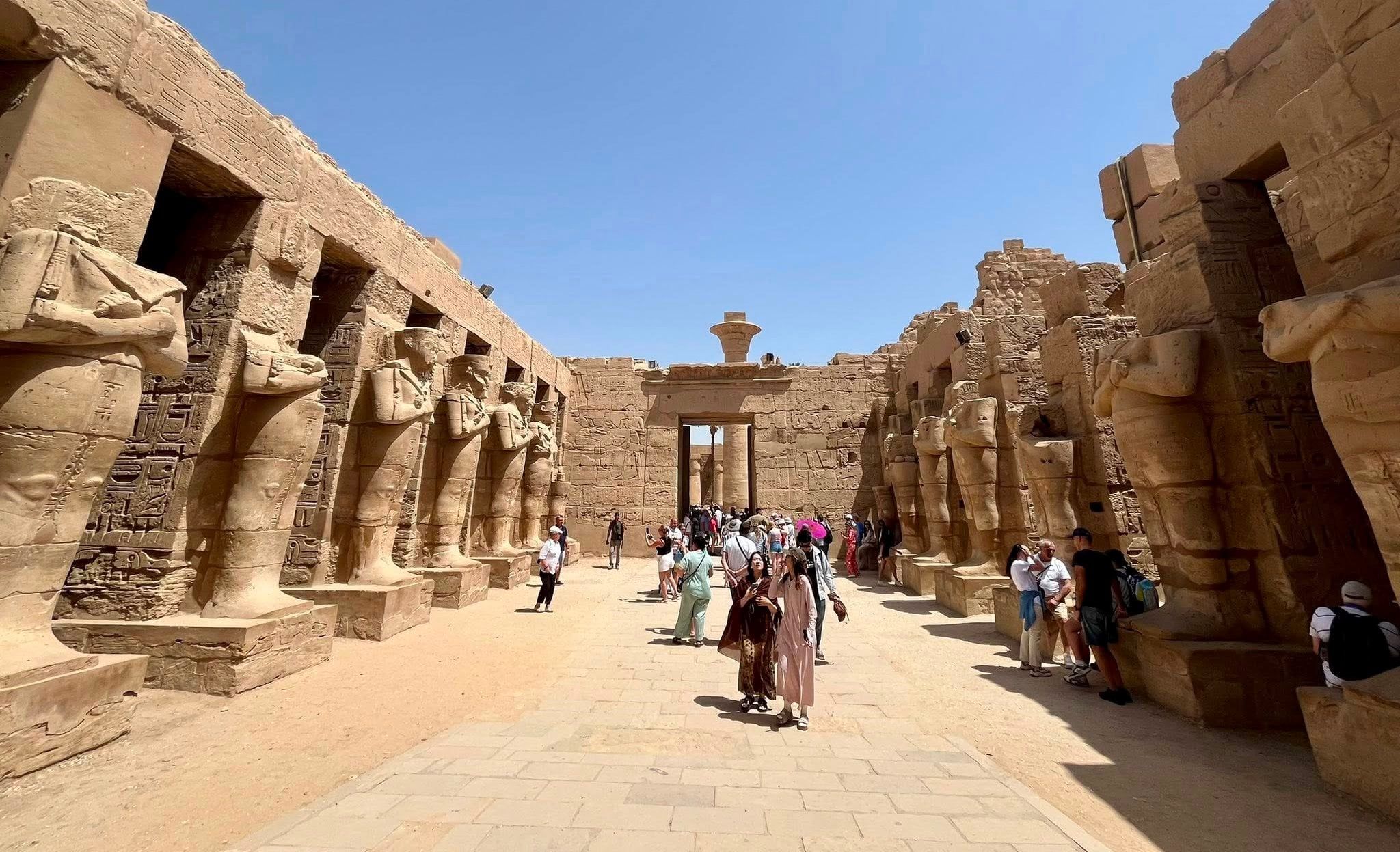 جانب من متعة ضيوف مصر من حول العالم في معالم الأقصر الأثرية جانب من متعة ضيوف مصر من حول العالم في معالم الأقصر الأثرية