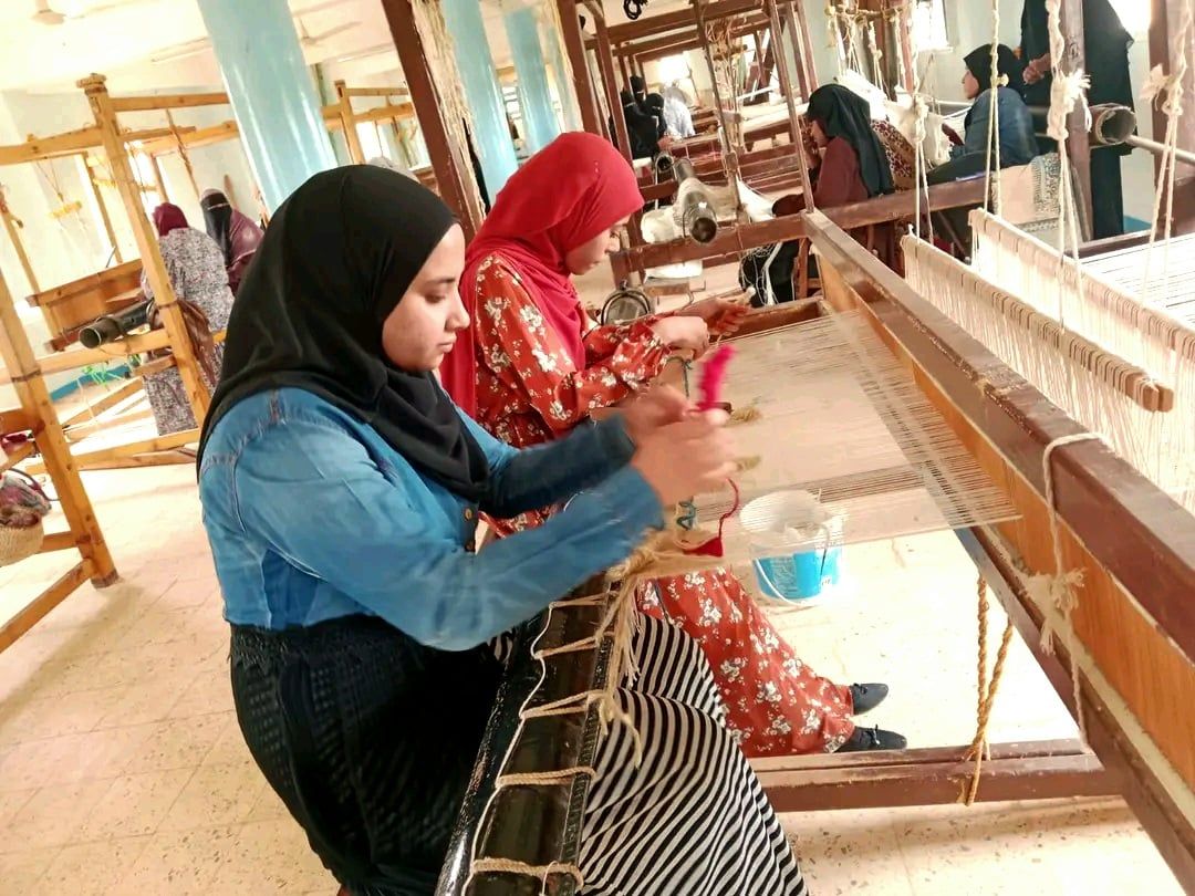 فتيات صغيرة تعمل على نول السجاد اليدوى فتيات صغيرة تعمل على نول السجاد اليدوى