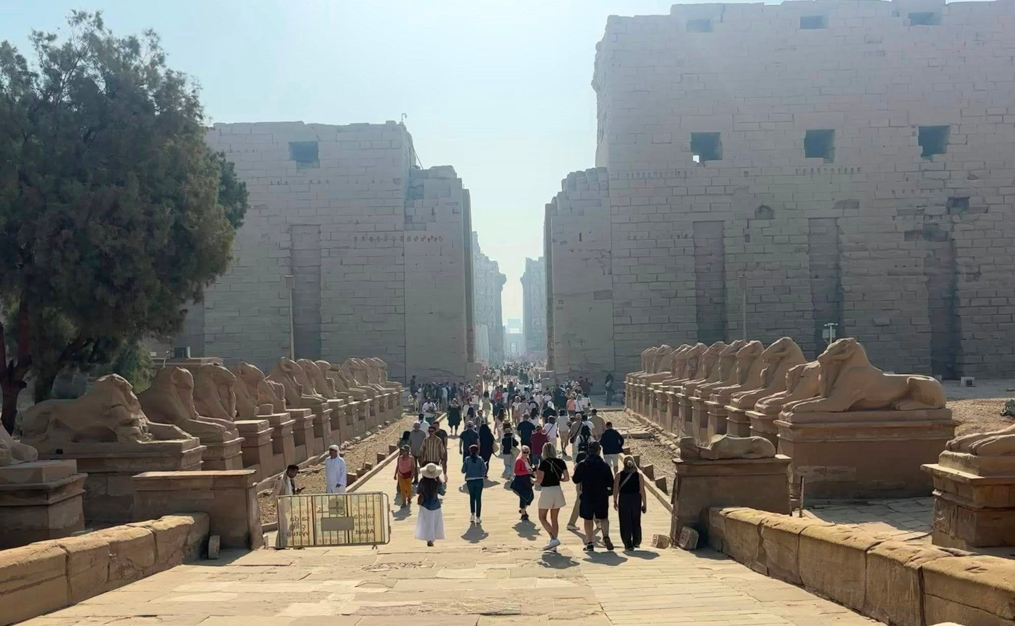 التوافد السياحى المميز على معابد الكرنك التوافد السياحى المميز على معابد الكرنك