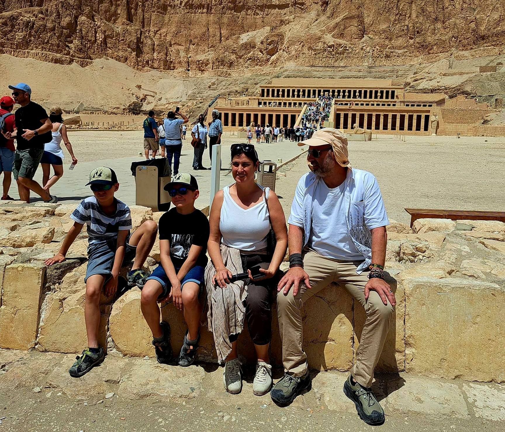 جانب من استمتاع ضيوف مصر من حول العالم في معالم الأقصر الأثرية جانب من استمتاع ضيوف مصر من حول العالم في معالم الأقصر الأثرية