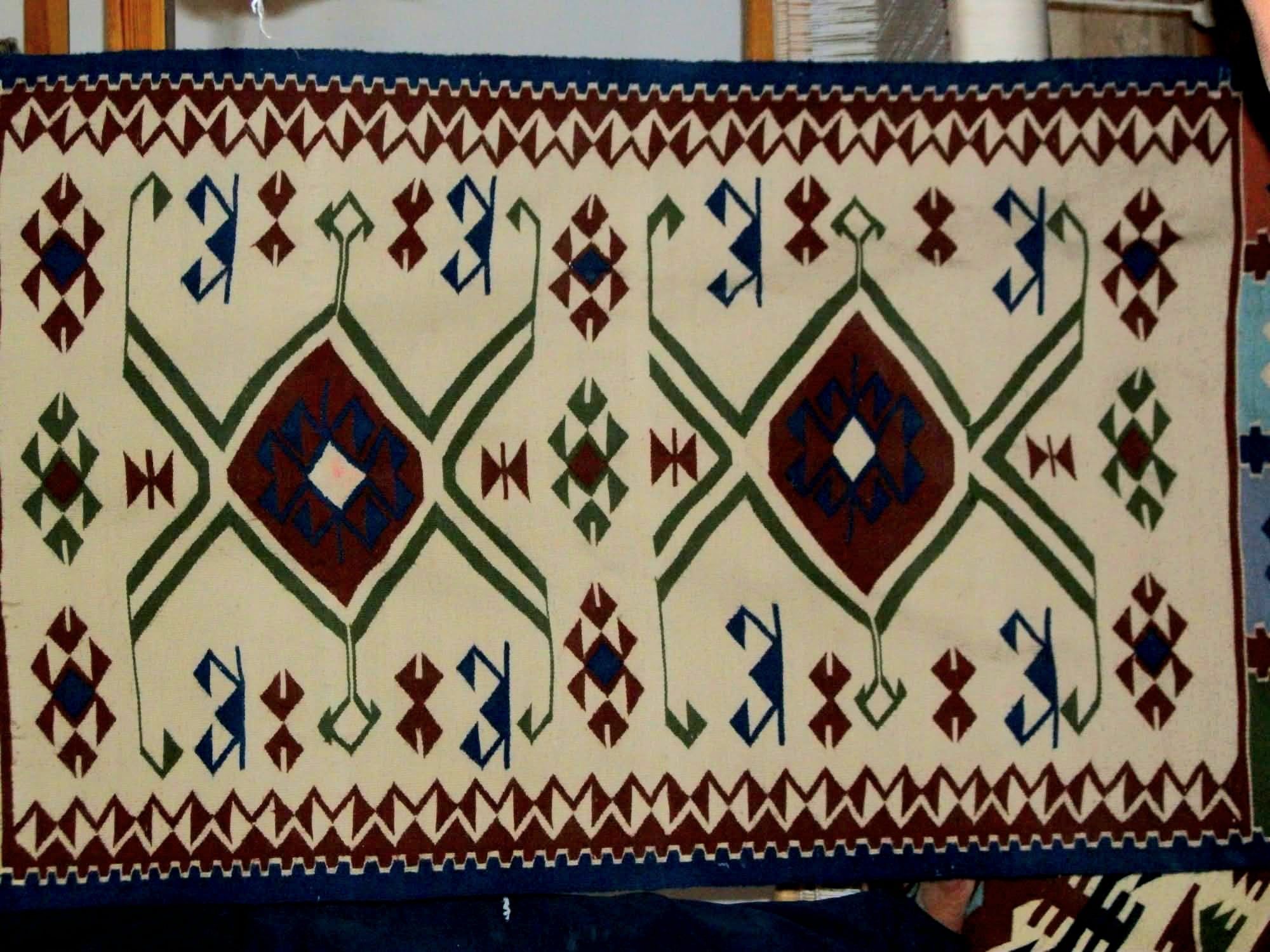 ابداع فى العمل اليدوى لانتاج السجاد بالفرافرة ابداع فى العمل اليدوى لانتاج السجاد بالفرافرة