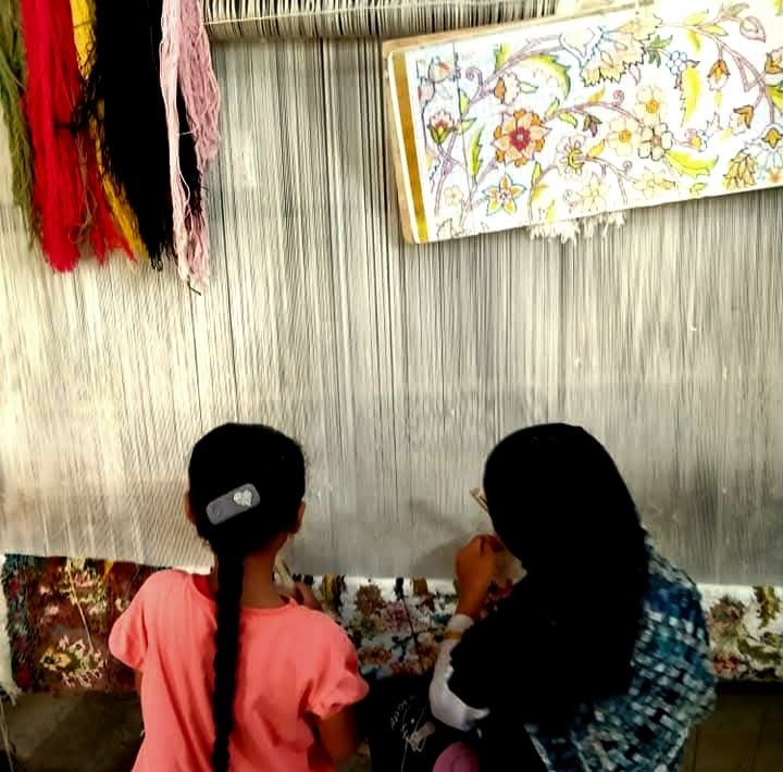 تدريب الأطفال علي صناعة السجاد اليدوى تدريب الأطفال علي صناعة السجاد اليدوى