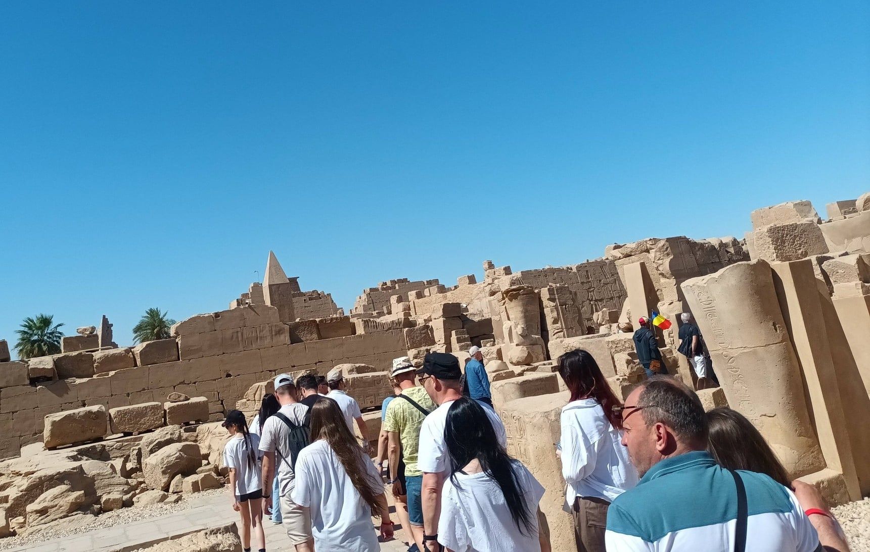 جولات السائحين فى قلب معابد الكرنك جولات السائحين فى قلب معابد الكرنك