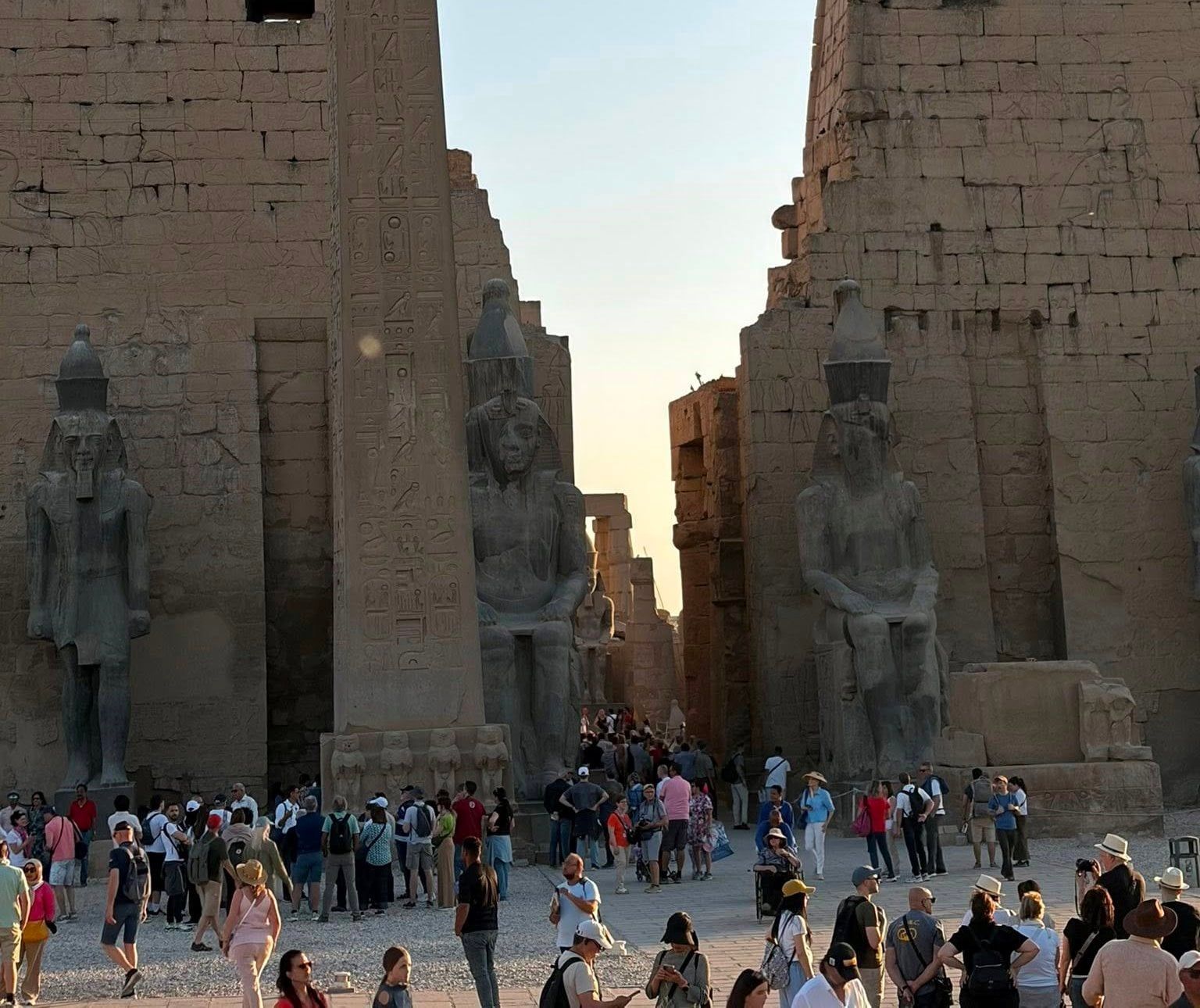 جانب من التوافد السياحي الكبير بمعبد الأقصر جانب من التوافد السياحي الكبير بمعبد الأقصر