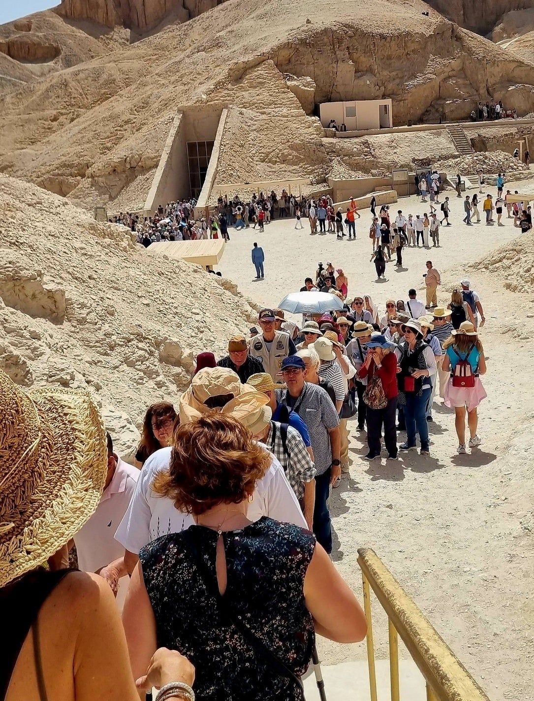 ضيوف مصر من حول العالم في معالم الأقصر الأثرية ضيوف مصر من حول العالم في معالم الأقصر الأثرية