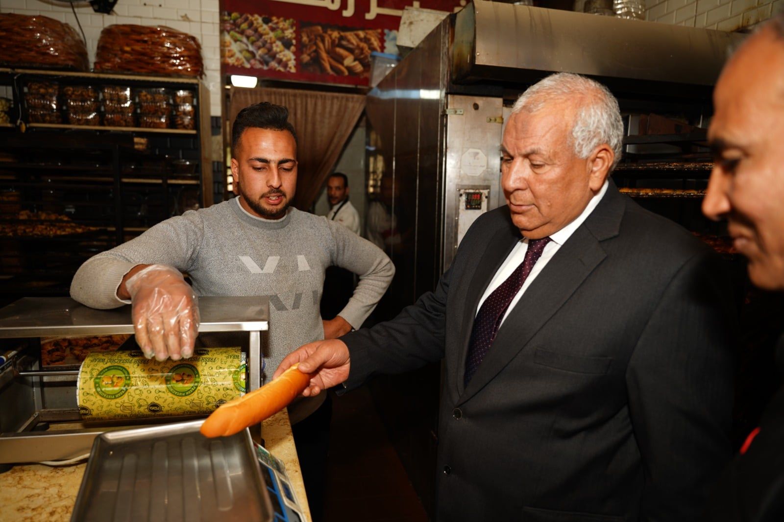 محافظ مطروح يتحقق من وزن وسعر رغيف الفينو محافظ مطروح يتحقق من وزن وسعر رغيف الفينو