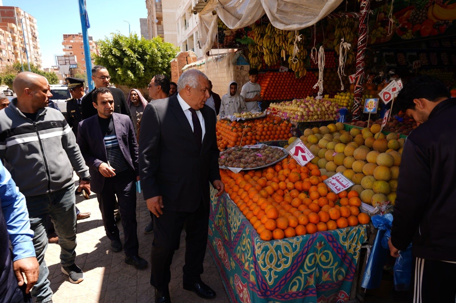 محافظ مطروح يتفقد احد محلات بيع الخضار والاسعار محافظ مطروح يتفقد احد محلات بيع الخضار والاسعار