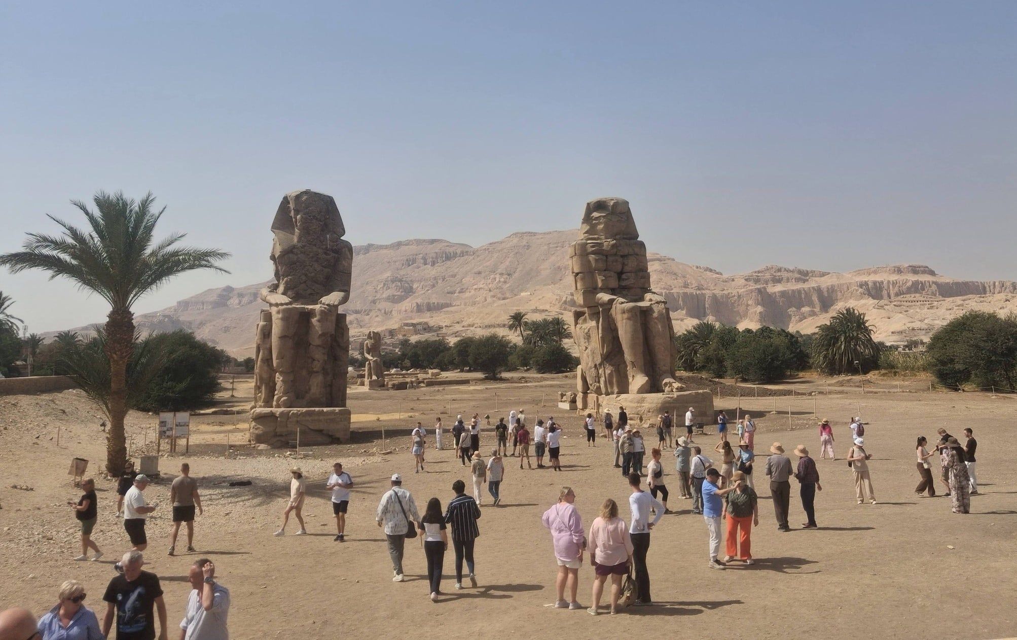 متعة ضيوف مصر من حول العالم في معالم الأقصر الأثرية_1 متعة ضيوف مصر من حول العالم في معالم الأقصر الأثرية_1