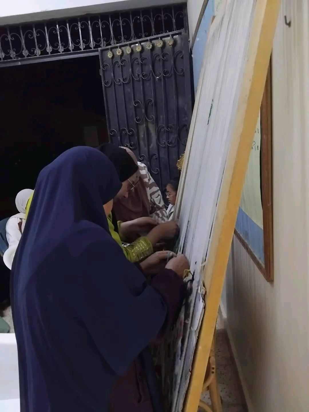 اقبال كبير من الفتيات على حرف السجاد اليدوى اقبال كبير من الفتيات على حرف السجاد اليدوى