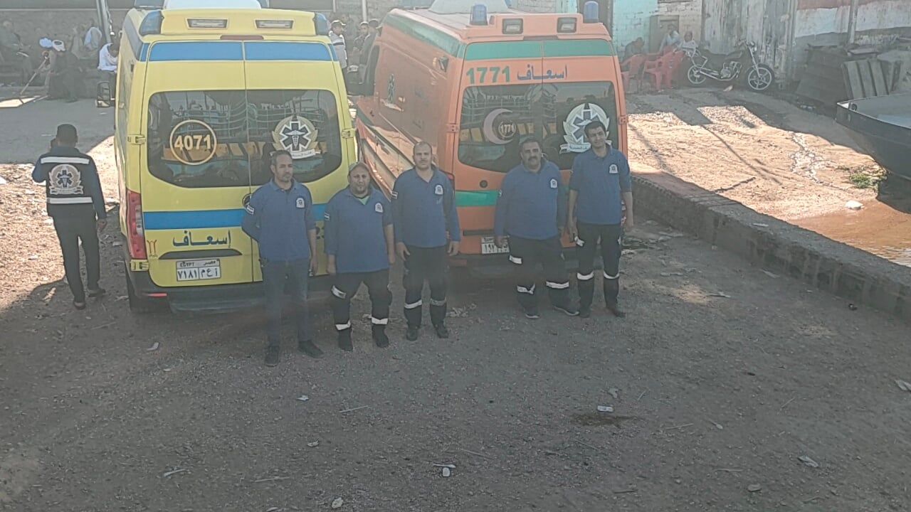 رجال الإسعاف بالمكان رجال الإسعاف بالمكان