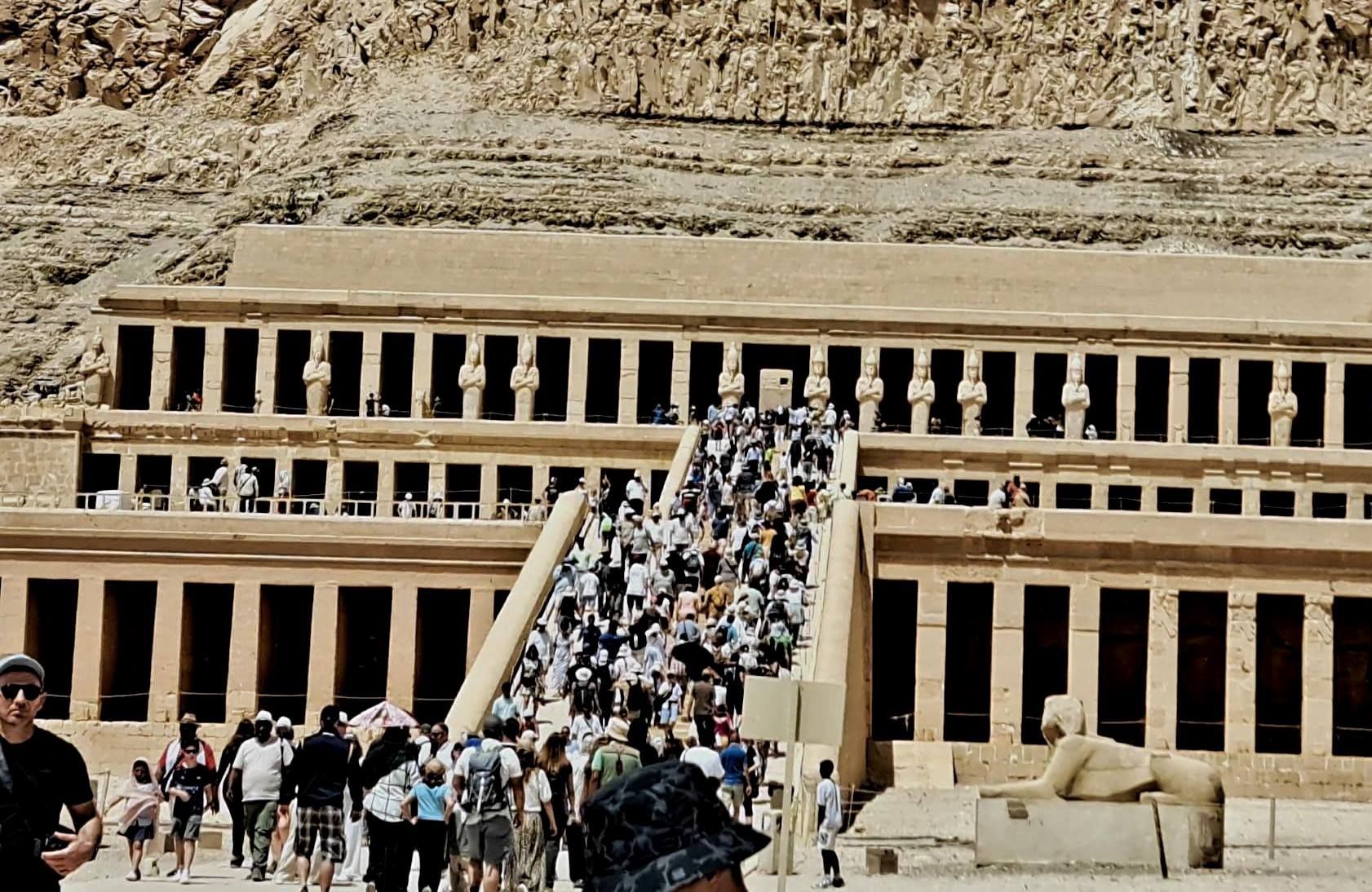 استمتاع ضيوف مصر من حول العالم في معالم الأقصر الأثرية استمتاع ضيوف مصر من حول العالم في معالم الأقصر الأثرية