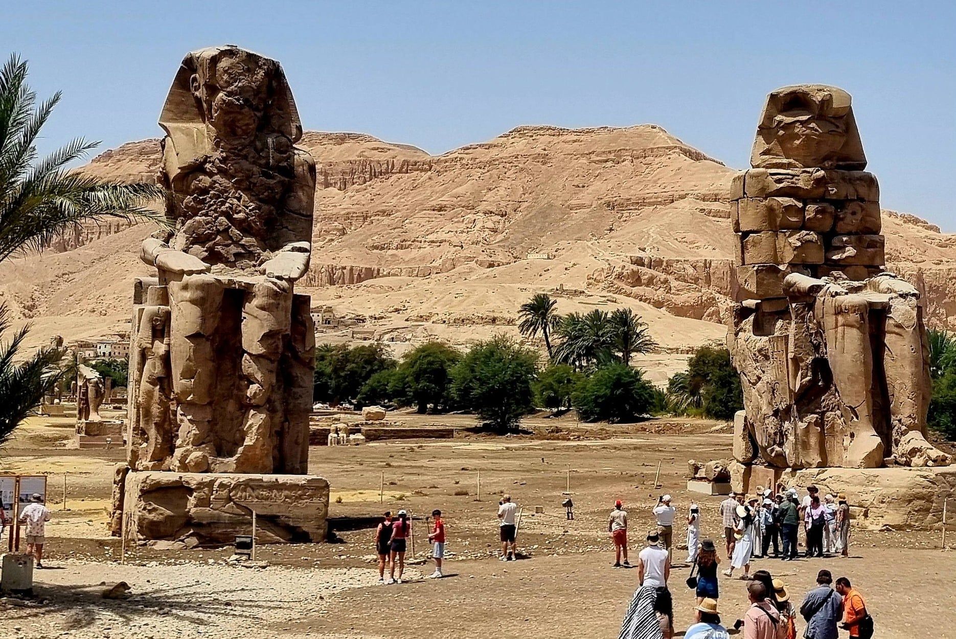 زيارات السياح فى منطقة تمثالى ممنون زيارات السياح فى منطقة تمثالى ممنون