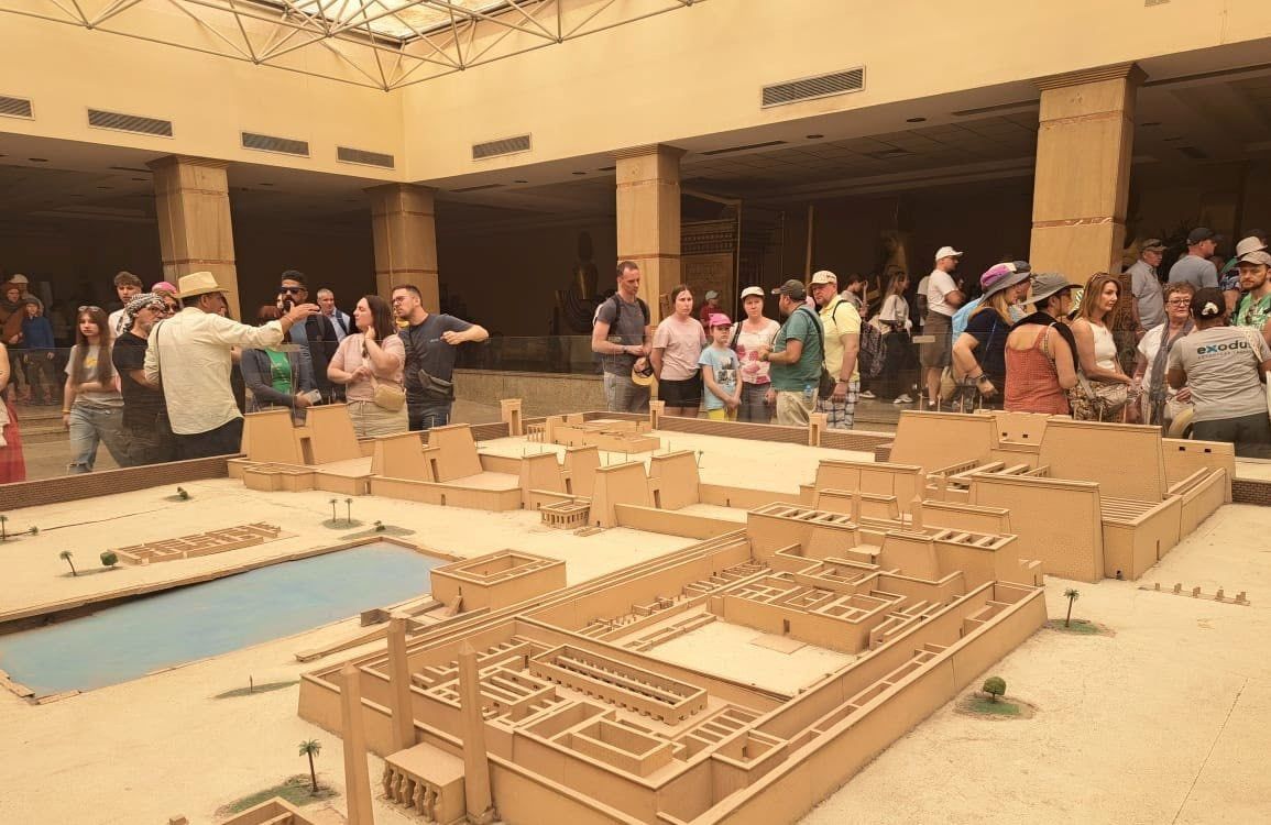 جانب من استمتاع السائحين فى قلب معابد الكرنك جانب من استمتاع السائحين فى قلب معابد الكرنك