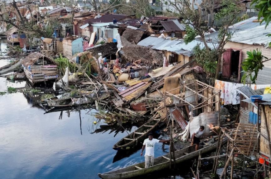 إعصار يخلف دماراً هائلاً في جميع أنحاء مدغشقر (2) إعصار يخلف دماراً هائلاً في جميع أنحاء مدغشقر (2)