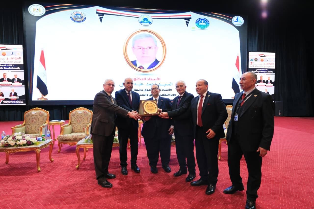 جانب من التكريم جانب من التكريم