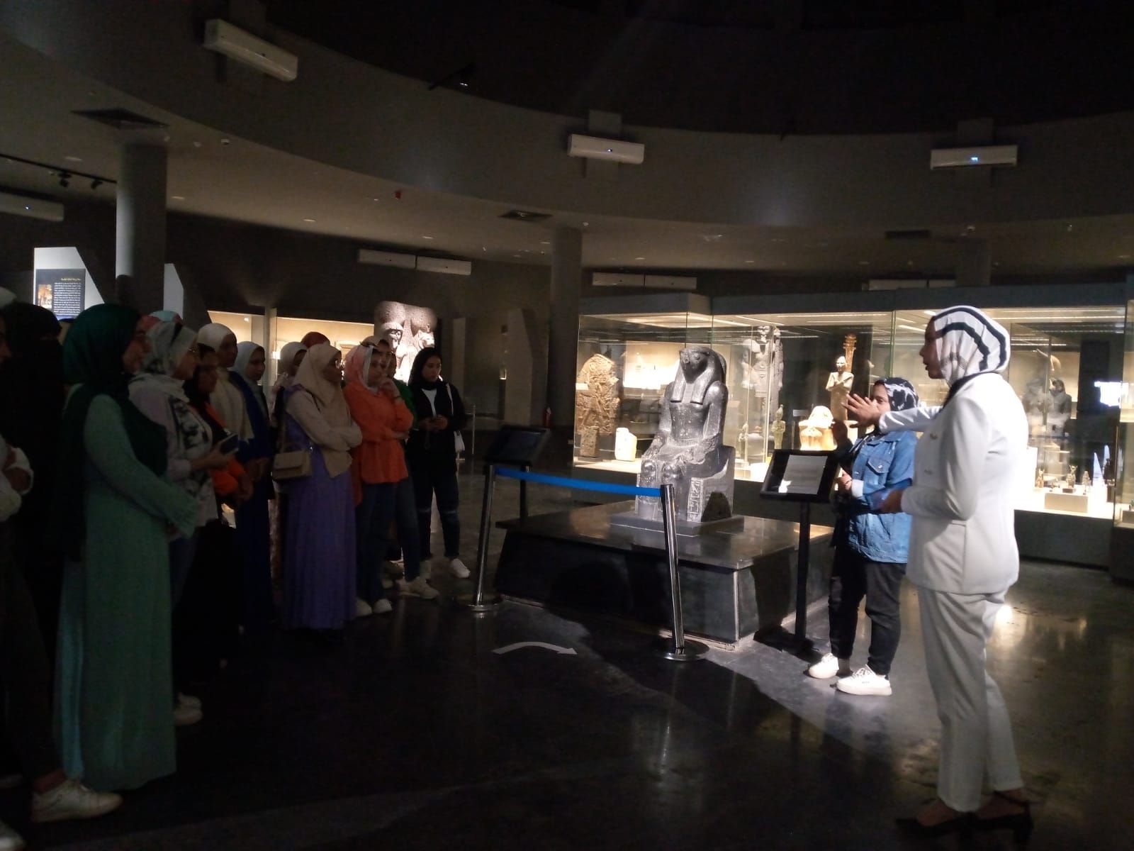 تعدد زيارات طالبات الجامعة للمتحف تعدد زيارات طالبات الجامعة للمتحف