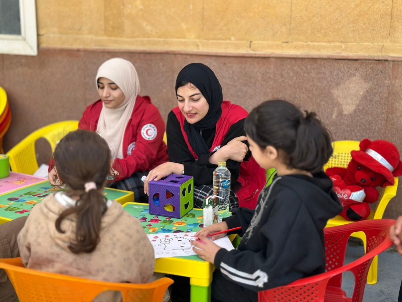 مصر تمد غزة بـ 155 ألف سلة غذائية وتستقبل الدفعة 34 من المصابين مصر تمد غزة بـ 155 ألف سلة غذائية وتستقبل الدفعة 34 من المصابين